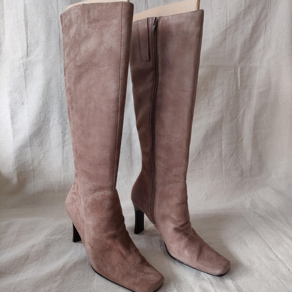 Authentic suede square toe boots
